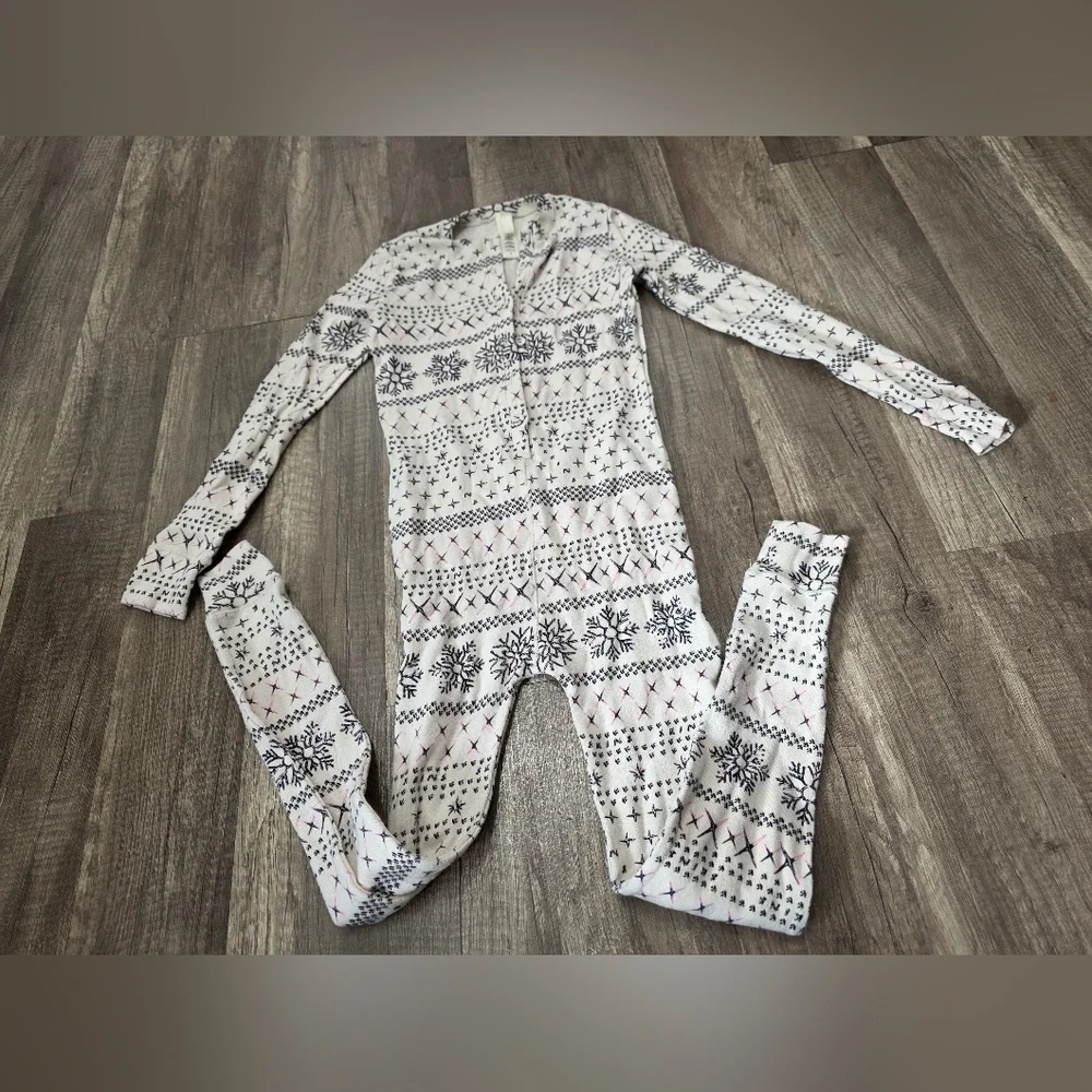 SKIMS KIDS POINTELLE HENLEY ONESIE ROMPER PJS 6 Cozy Snowflake Kids Pajamas